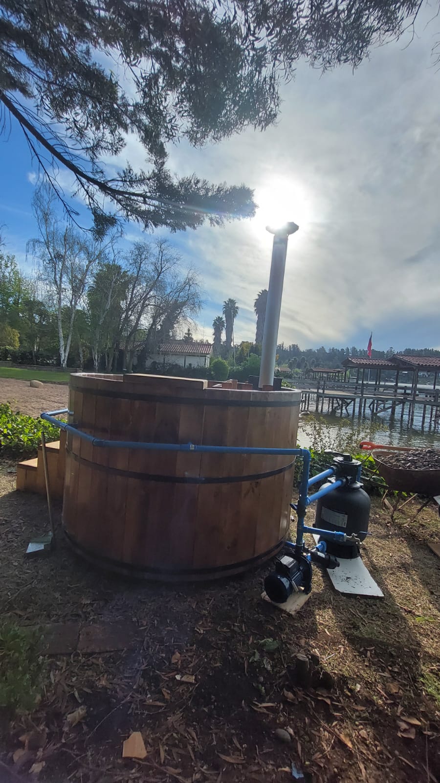 Instalación tinaja a leña en lago Rapel