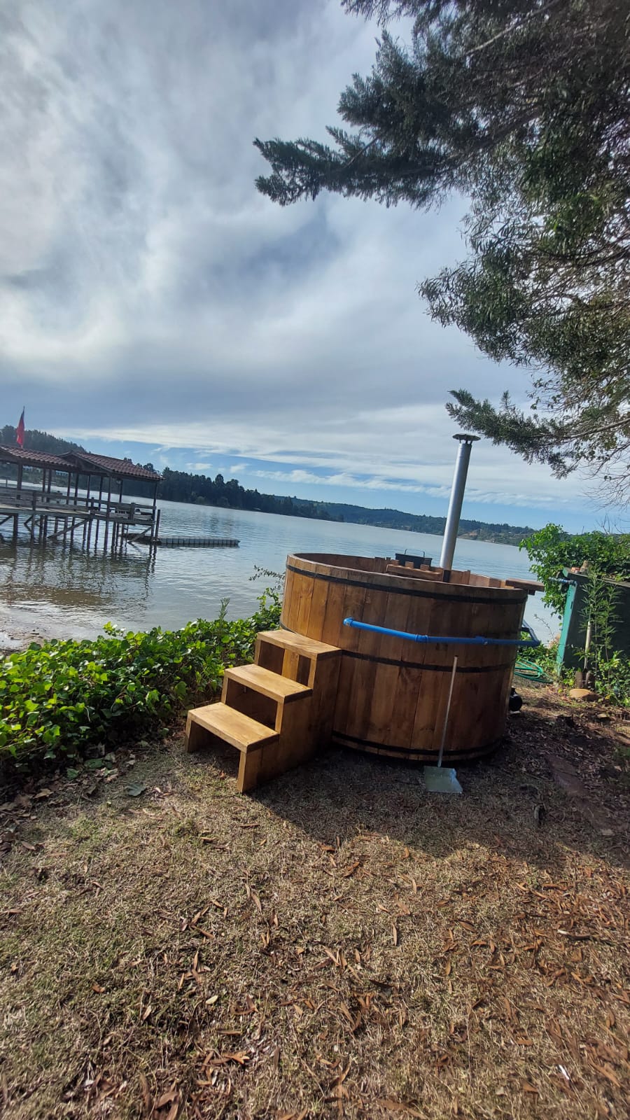 Instalación tinaja a leña en lago Rapel