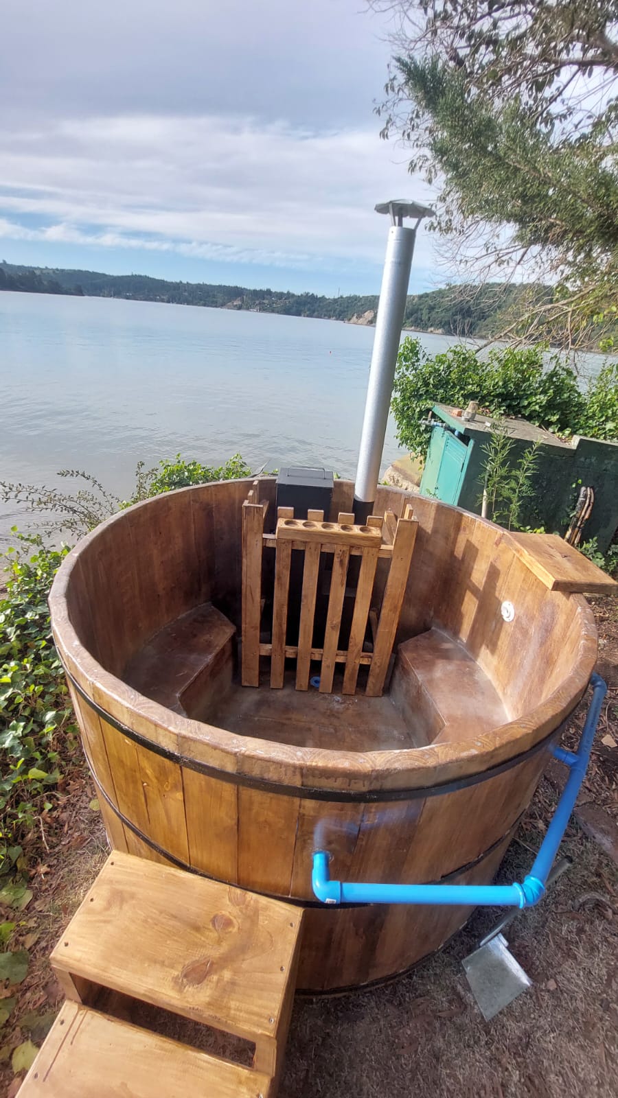 Instalación tinaja a leña en lago Rapel
